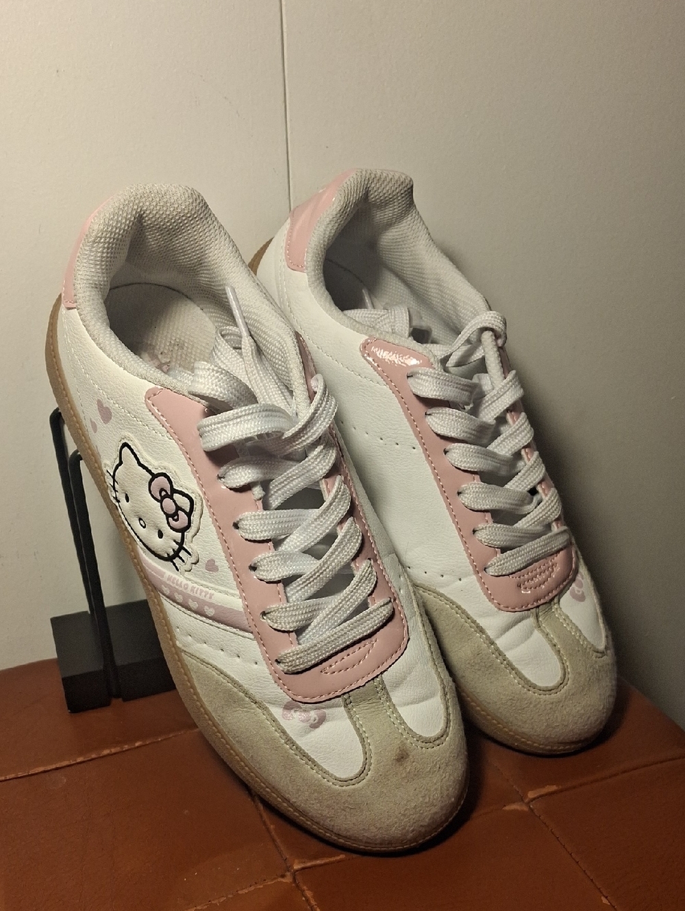 Hello Kitty White and Light Pink Women's Casual Sneakers